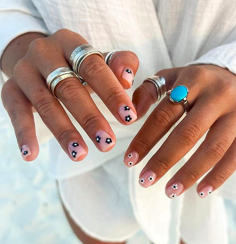 Nail Art: Daisy Nail Art Trend - Easy Nail Art Ideas for Your Summer  Manicures