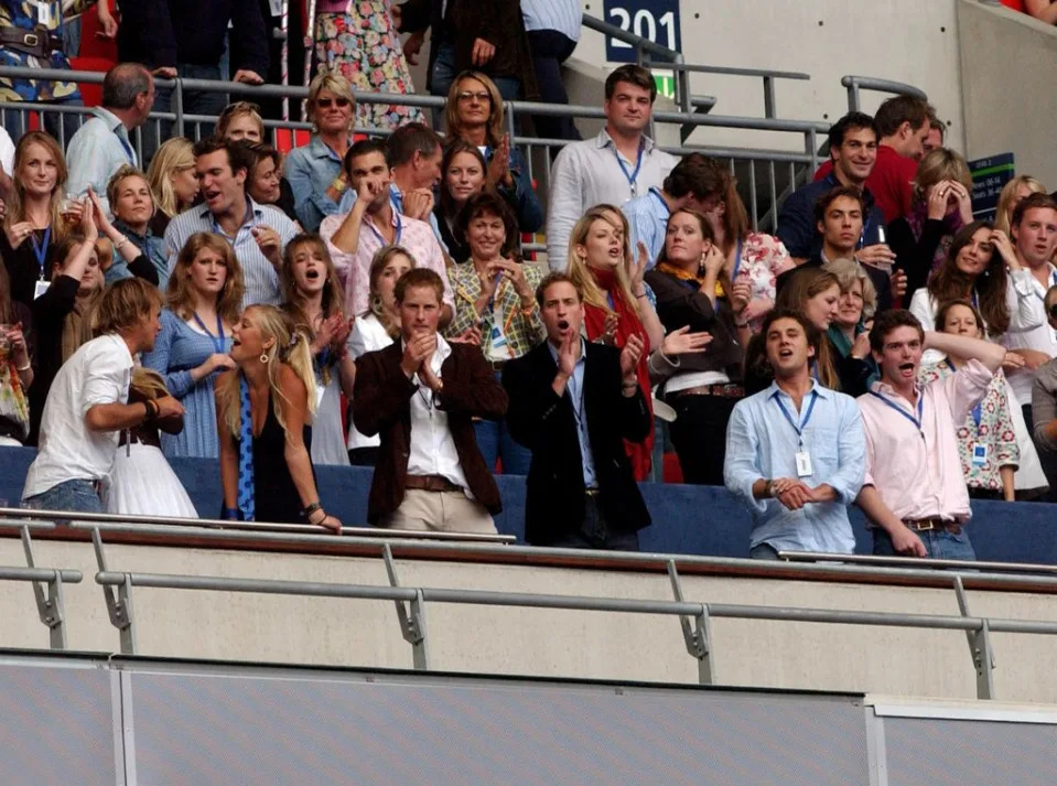 Al concierto acudieron Windsor, Spencer y Middleton: Kate está a la derecha de la imagen junto a su hermano James. En este detalle también se ve la jerarquía instituciona, Harry podía sentarse con su novia porque no iba a ser rey, sin embargo, sin compromiso de por medio, se evitó la foto de William y Kate juntos (Getty Images)