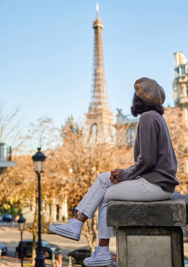 chica-sentada-torre-eiffel-paris