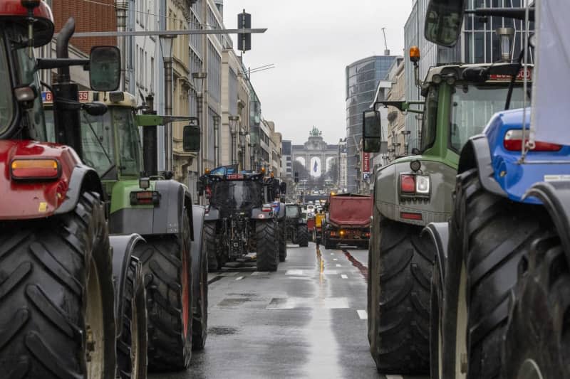 Demonstrators drive their tractors in Brussels, during a protest against the European agricultural policies and their working conditions. Nicolas Maeterlinck/Belga/dpa