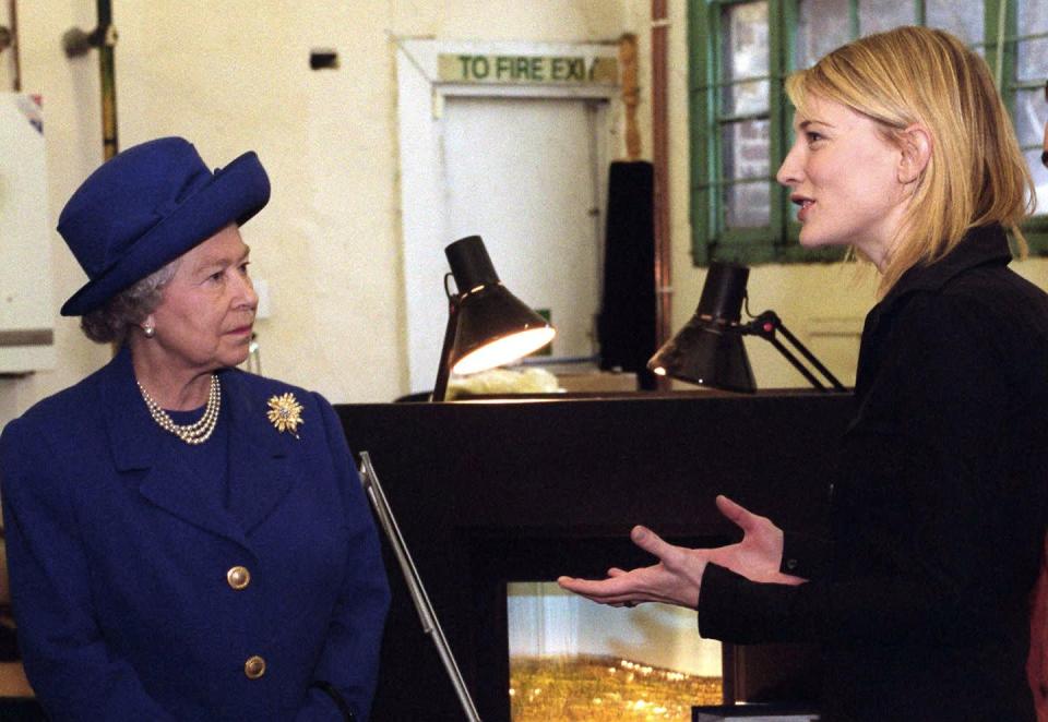 <p>La reina Isabel II de Gran Bretaña se reúne con la actriz australiana Cate Blanchett en el Teatro Almeida de Islington, Londres. La actriz fue nominada al Oscar por su papel de la reina Isabel I en la película 'Elizabeth' (Shekhar Kapur, 1998).</p>