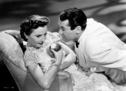 Die attraktive Jean (Barbara Stanwyck) bildet zusammen mit ihrem Vater ein ausgebufftes Trickbetrüger-Duo. An Bord eines Passagierdampfers haben sie den tölpelhaften zukünftigen Erben eines Brauerei-Imperiums (Henry Fonda) als Opfer ausgemacht. Doch zwischen ihm und Jean entwickeln sich in "Die Falschspielerin" (1941) bald Gefühle - und Autor und Regisseur Preston Sturges spielt mit der Erwartungshaltung der Zuschauer an Screwball-Komödien. (Bild: John Springer Collection/CORBIS/Corbis via Getty Images)