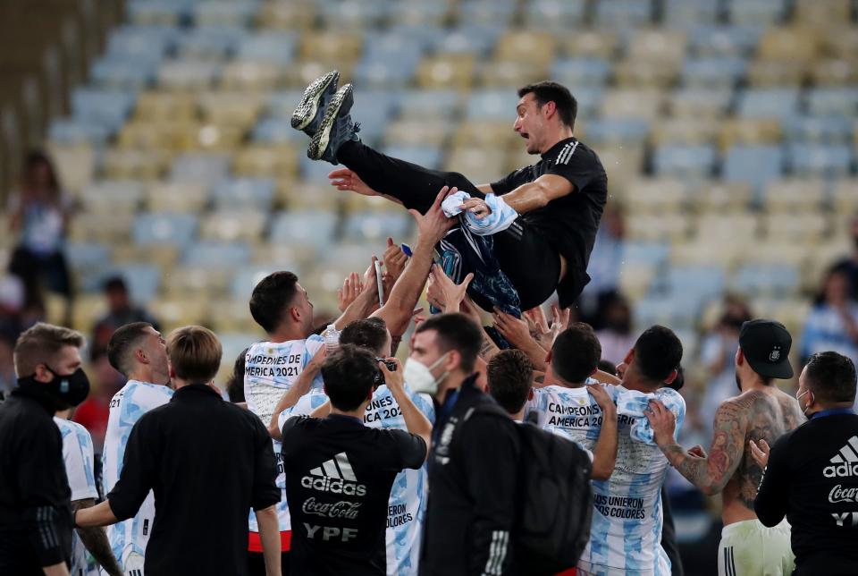 Scaloni después de ganar la Copa América en 2021 ante Brasil en el Maracaná. (REUTERS/Ricardo Moraes)