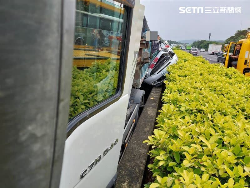 mini cooper成了夾心餅乾，被夾在砂石車與內側護欄間。（圖／翻攝畫面）