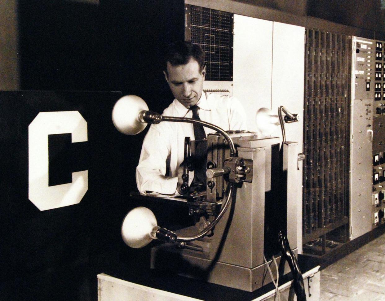 Frank Rosenblatt with the Mark I Perceptron, the first artificial neural network computer, unveiled in 1958. <a href="https://www.flickr.com/photos/127906254@N06/20897323365/in/photolist-5VsZ1M-5Vjepm-xQCfbH-5WbkWz-5Wdtn4-5WdqXa-f2s3pc" rel="nofollow noopener" target="_blank" data-ylk="slk:National Museum of the U.S. Navy/Flickr;elm:context_link;itc:0;sec:content-canvas" class="link ">National Museum of the U.S. Navy/Flickr</a>