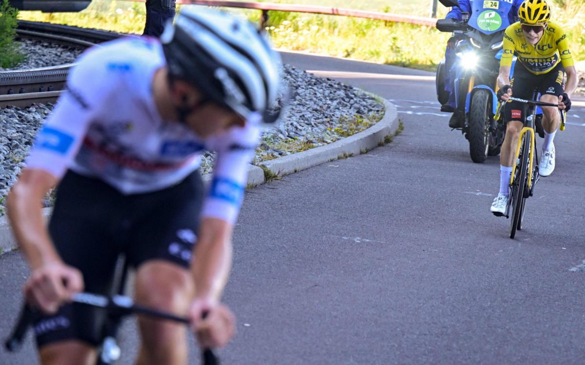 Jonas Vingegaard’s grip on yellow loosened on explosive Puy de Dôme