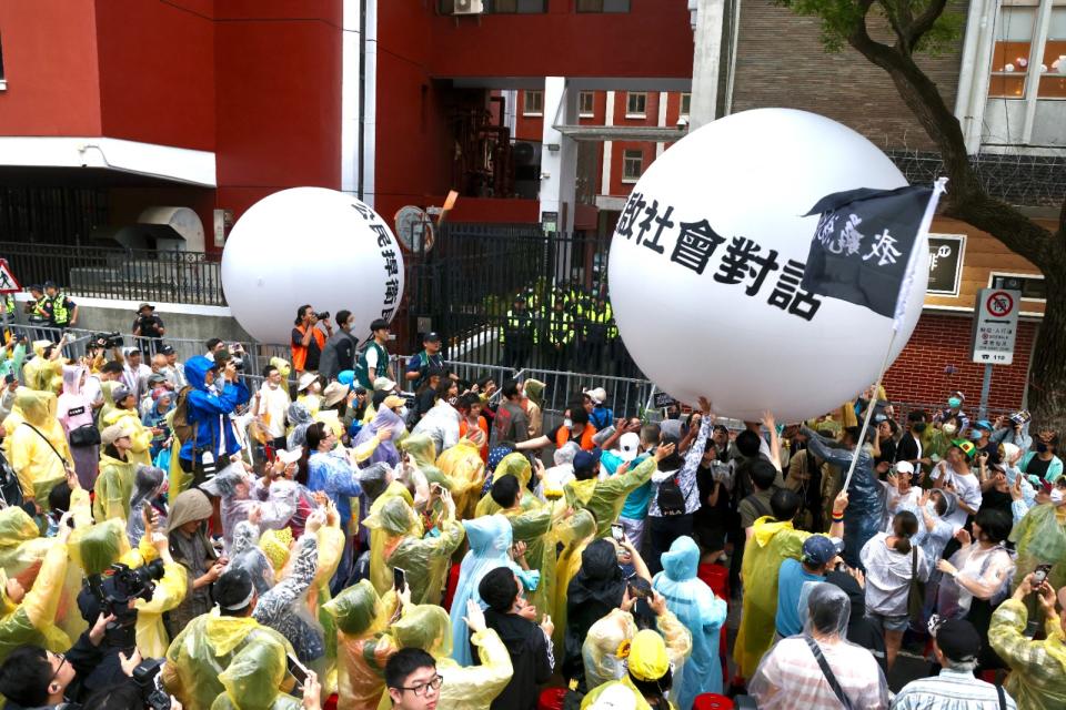 群眾將訴求的氣球推入立法院。廖瑞祥攝