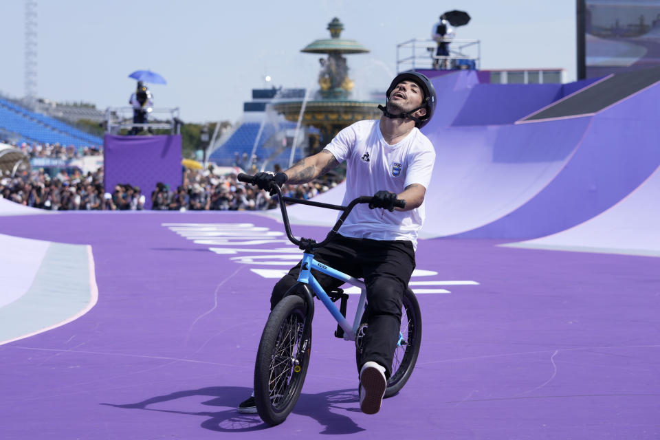 El argentino José Torres reacciona tras completar su segunda presentación en la final del BMX freestyle de los Juegos Olímpicos de París, el miércoles 31 de julio de 2024. (AP Foto/Frank Franklin II)