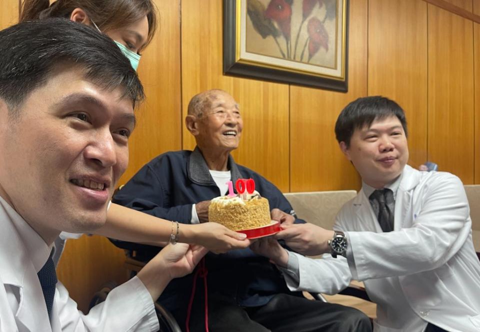 高榮近百歲人瑞成功完成達文西直腸癌手術。（記者許正雄翻攝）