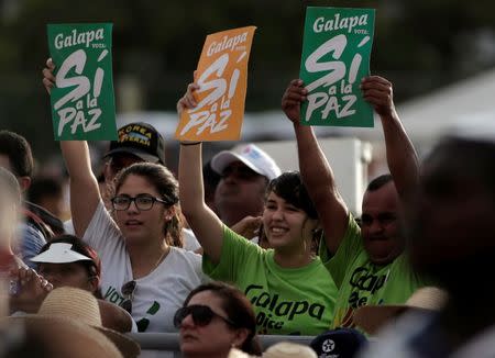 Citizens participate in a major demonstration in favour of the agreement, in Barranquilla, Colombia, September 27, 2016. REUTERS/Stringer