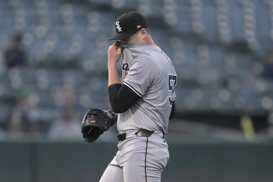 Pelempar Chicago White Sox Ky Bush bereaksi setelah memberi jalan kepada Shea Langeliers dari Oakland Athletics untuk mengisi base selama inning pertama pertandingan bisbol di Oakland, California, Senin, 5 Agustus 2024. (Foto AP/Jeff Chiu)