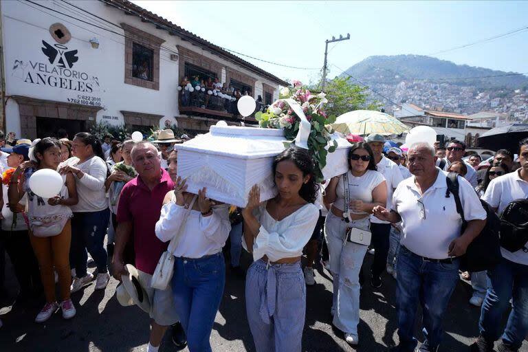 Familiares de Camila cargan un ataúd con los restos de la niña de ocho años