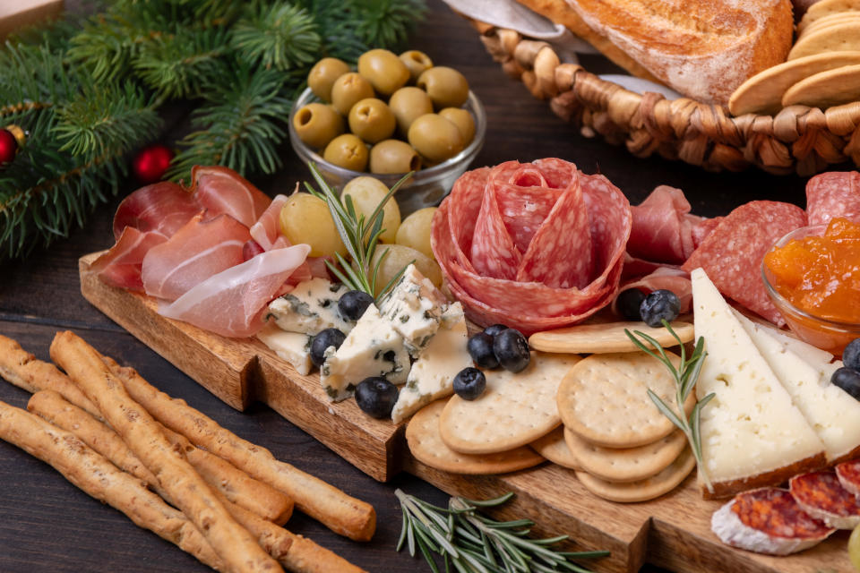 لوح تشاركوتيري للطعام الإيطالي، مقبلات، بروسسيوتو، لحم الخنزير، السلامي، ومقبلات الجبن