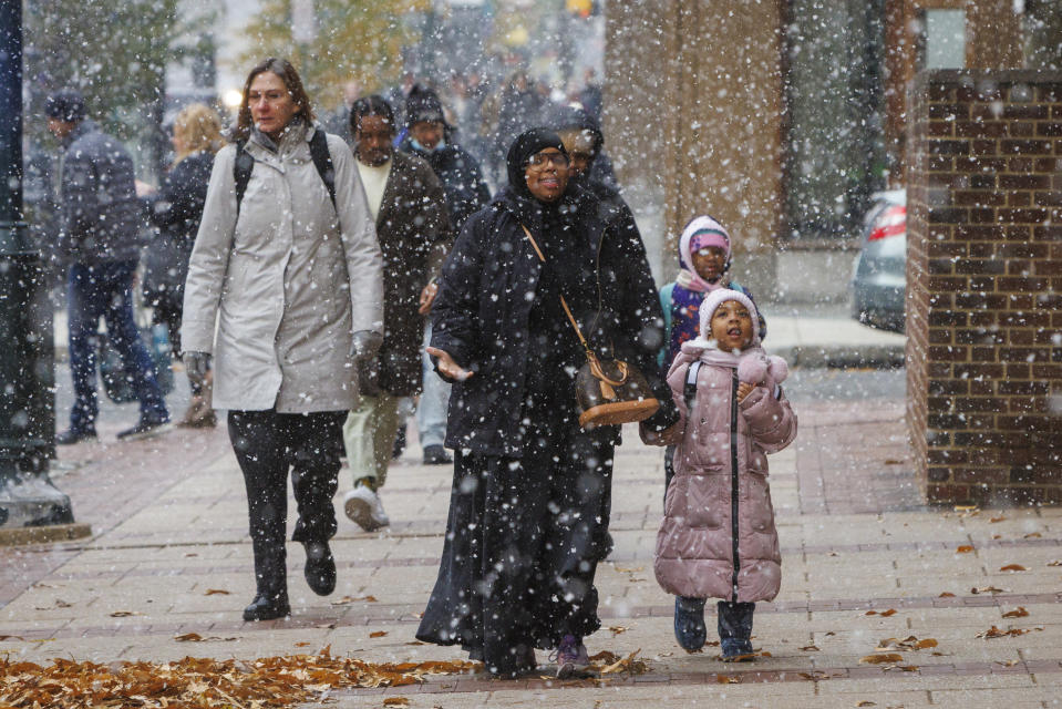 Snow falls over Market Street between 7th and 6th in Center City Philadelphia, on Tuesday, Nov. 28, 2023. (Alejandro A. Alvarez/The Philadelphia Inquirer via AP)