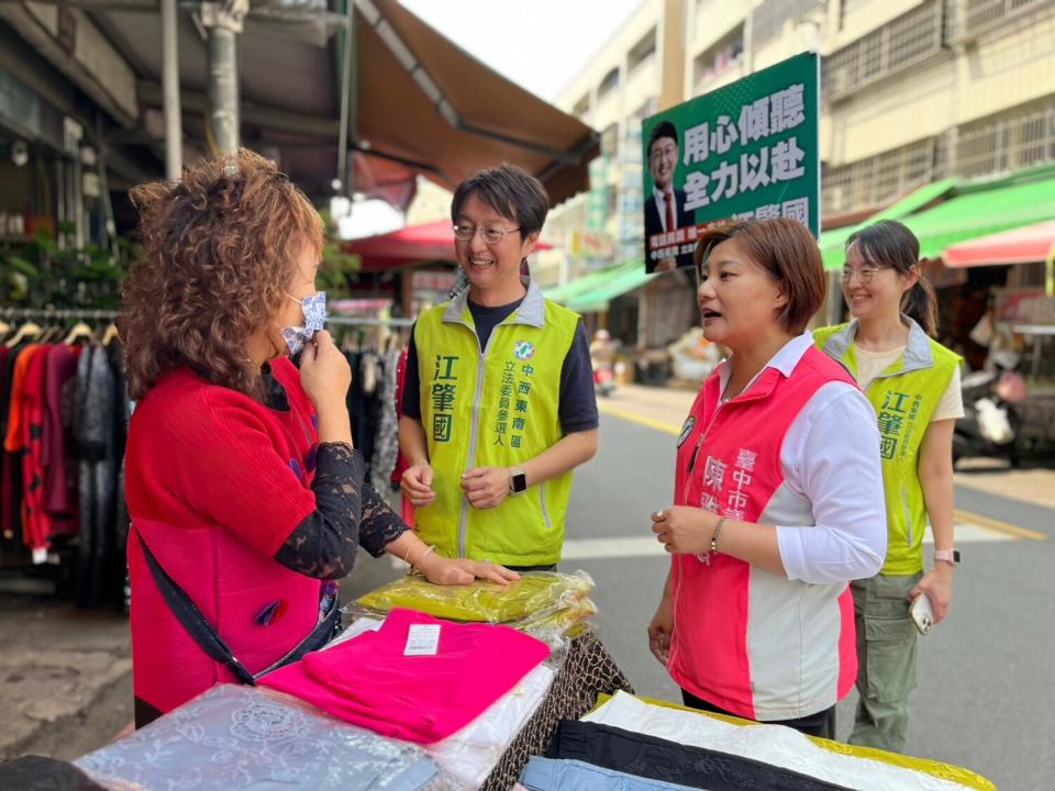 江肇國由市議員陳雅惠陪同到大智市場拜票。   江肇國/提供