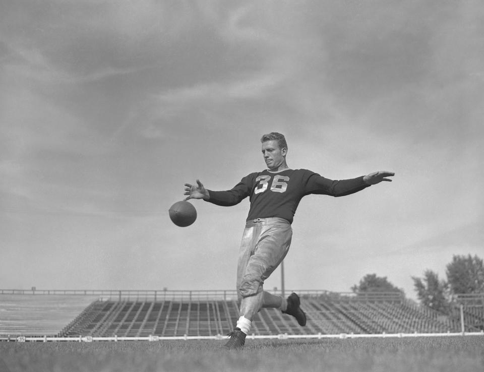 Hal Van Every (36) pateando la pelota en el campo de entrenamiento en agosto de 1941.