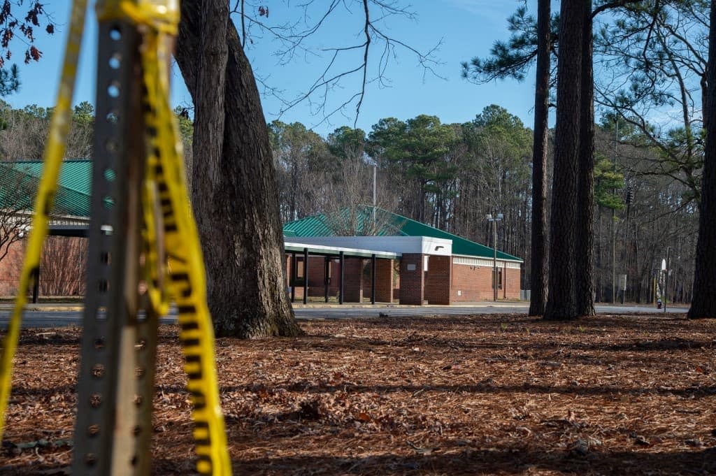 Un élève de 6 ans a été placé en garde à vue après avoir tiré sur une enseignante dans une salle de classe de l'école primaire Richneck vendredi,  le 7 janvier 2023 à Newport News, aux États-Unis. - Jay Paul / GETTY IMAGES NORTH AMERICA / Getty Images via AFP