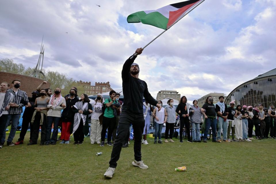 美國麻省理工學院反以示威的紮營區外護欄被前來支援的民眾破壞，並組成人鏈保護示威學生。美聯社
