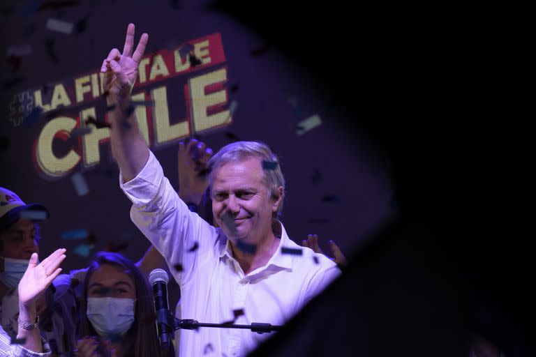 El candidato presidencial Jos&#xe9; Antonio Kast realiza su mitin de clausura antes de la segunda vuelta de las elecciones presidenciales en Santiago, Chile, el jueves 16 de diciembre de 2021.
(AP Foto/Esteban Felix)