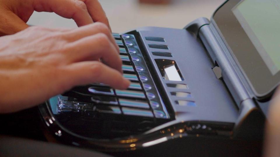 Typing on a stenograph typewriter