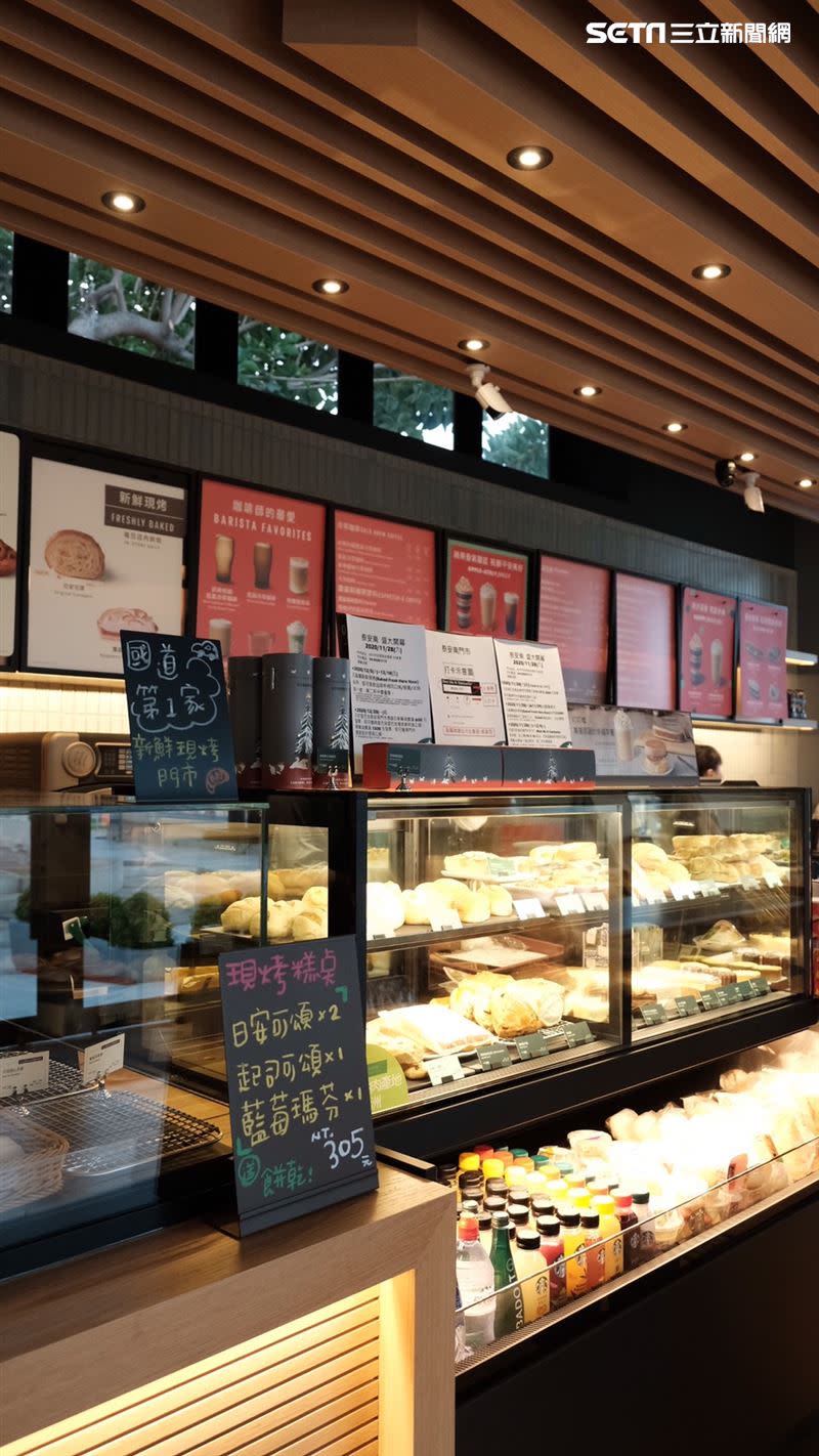 星巴克-泰安南門市提供現烤糕點及餅乾，也推出專屬泰安服務區之限定商品-泰安南馬克杯、泰安南隨行卡。（圖／高公局提供）