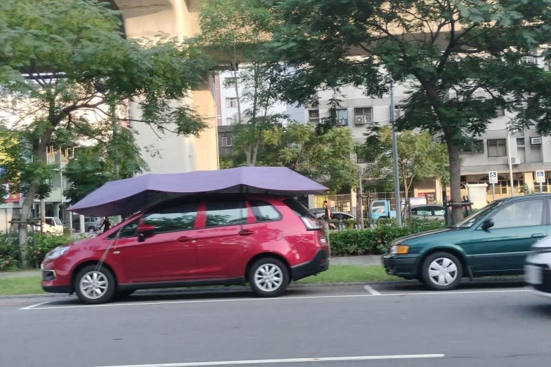 寵車魔人幫愛車架設遮陽傘。（圖／翻攝自路上觀察學院）