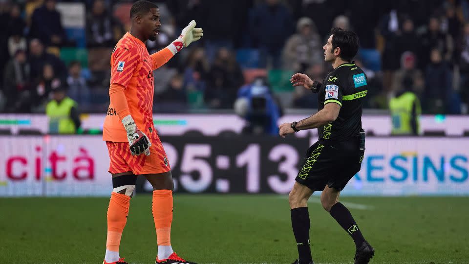 Maignan talks with referee Fabio Maresca during the match against Udinese. - Ciancaphoto Studio/Getty Images