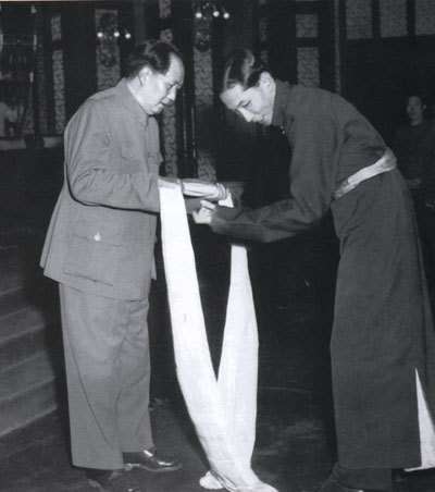 1951年，由阿沛．阿旺晉美帶領的五人代表團向毛澤東獻上法器「哈達」。（維基百科公有領域）