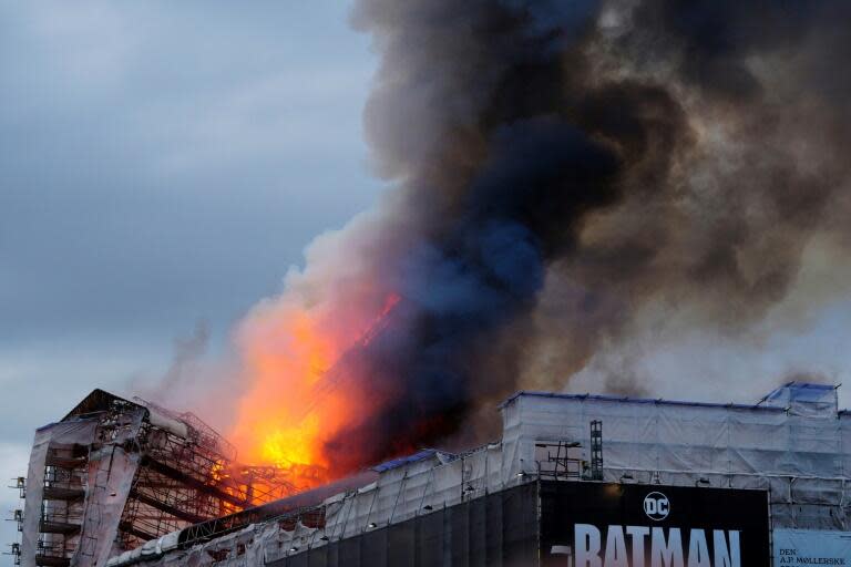 哥本哈根舊證券交易所大火 尖塔轟然倒塌