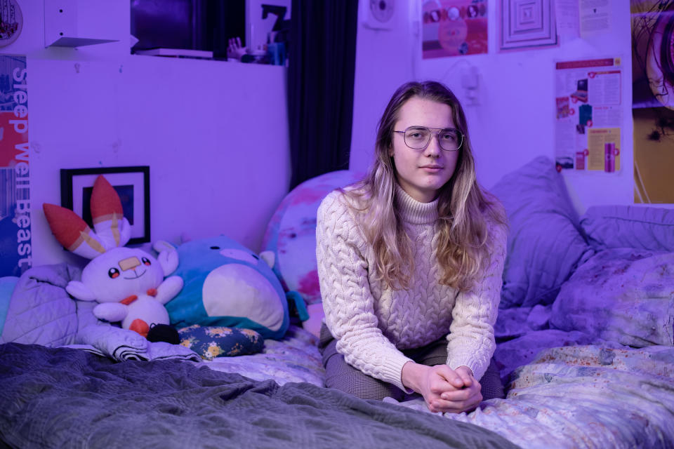 Aidan, que desarrolló tics involuntarios después de ver videos en TikTok publicados por adolescentes que decían tener síndrome de Tourette, en su casa en Calgary, Canadá, el 18 de diciembre de 2022. (Amber Bracken/The New York Times)
