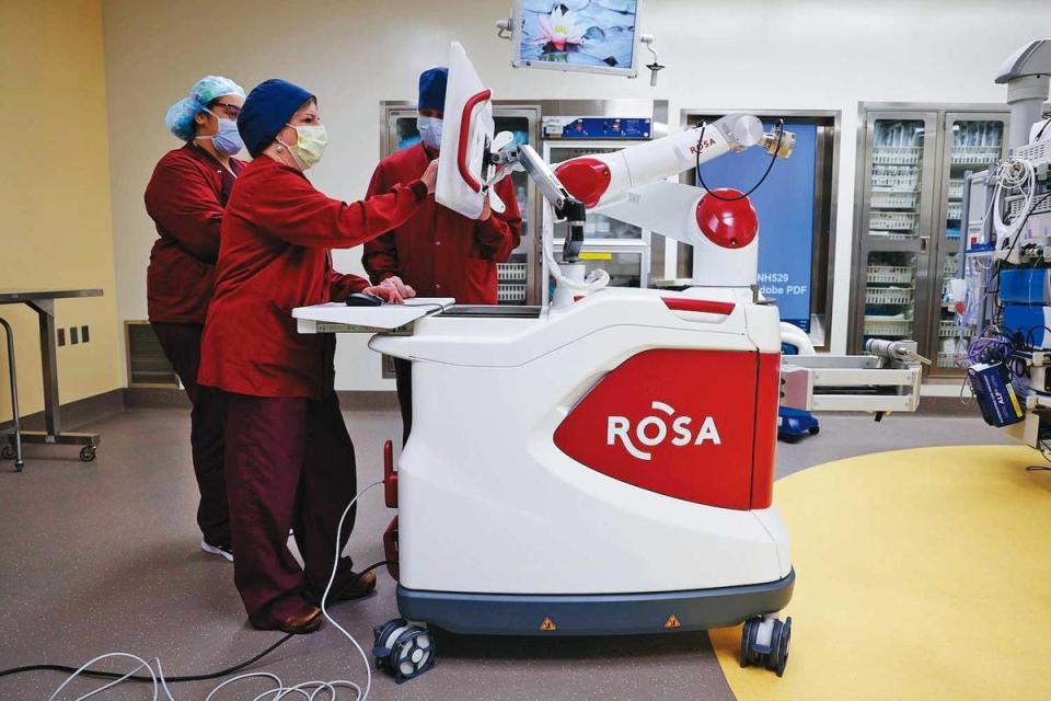 ROSA等手術機器人系統背後有Zimmer Biomet等國際醫材大廠撐腰，將是炳碩的勁敵。（翻攝UNIVERSITY OF IOWA HOSPITALS&CLINICS）