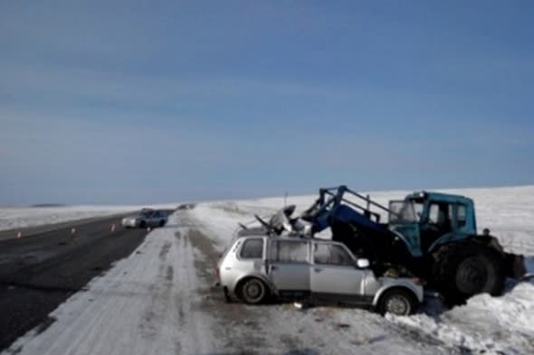 drunk-tractor-driver-decapitates-three-crash-car-russia