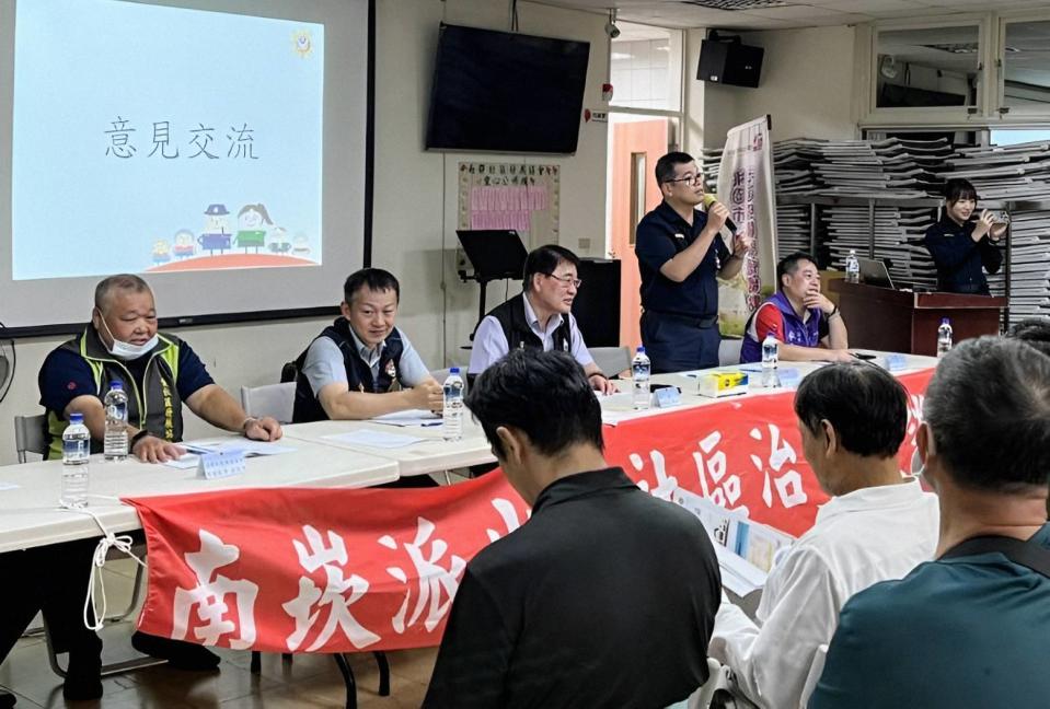 警方與里民進行意見交流。圖：警方提供