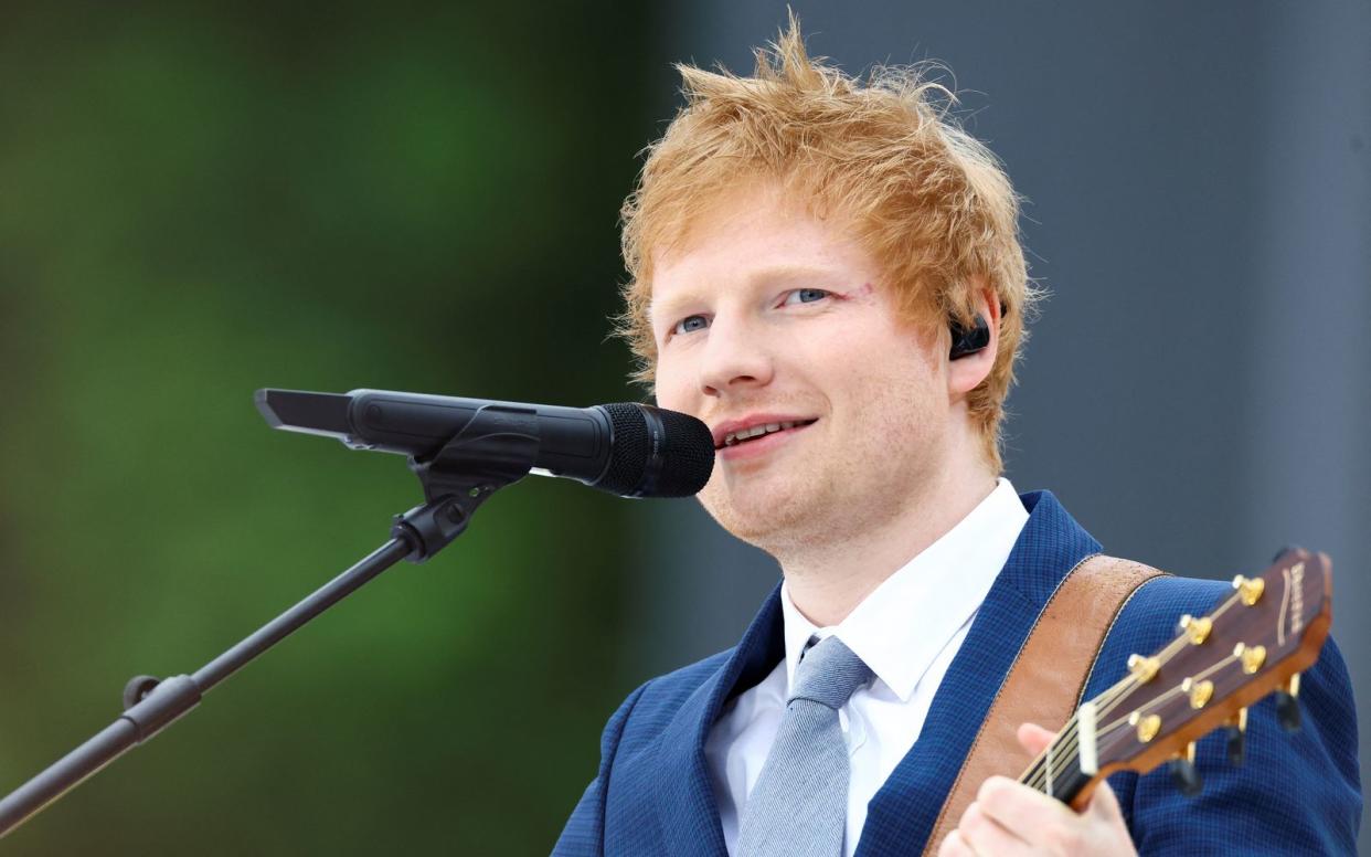 Bei einem sponaten Straßenkonzert in seiner Heimat machte Ed Sheeran einem kleinen Fan ein besonderes Geschenk. (Bild: 2022 Getty Images/WPA Pool/Hannah McKay)