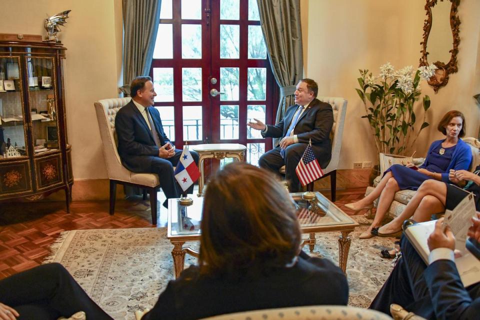 2018年10月18日，美國國務卿龐畢歐出訪巴拿馬會見巴國總統瓦雷拉。（東方IC）