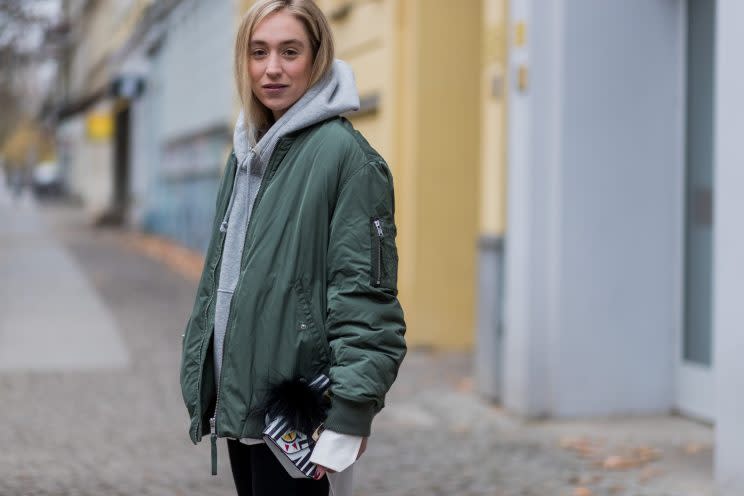 Diese Jacke liebten die Deutschen in 2016: die Bomberjacke. Hier getragen It-Girl Sonia Lyson. (Foto: Getty Images)