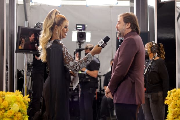 Cox interviewing Javier Bardem at the 2022 SAG Awards for "Live from E!"<p>Photo: Matt Winkelmeyer/Getty Images for WarnerMedia</p>