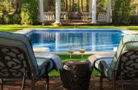 Por supuesto no falta en el jardín una gran piscina.<br><br>Foto: <a href="https://www.targetauction.com/events/detail/the-twelve-oaks-bed-breakfast-in-covington-ga-bw38720" rel="nofollow noopener" target="_blank" data-ylk="slk:Target Auction;elm:context_link;itc:0;sec:content-canvas" class="link ">Target Auction</a>