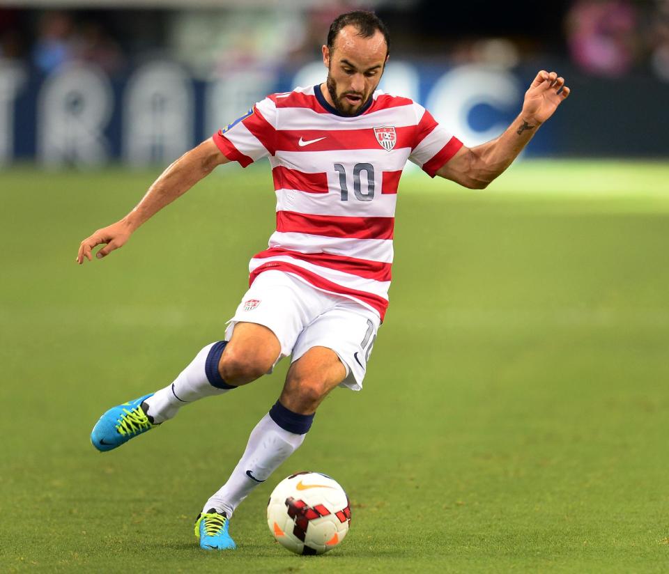 El goleador estadounidense Landon Donovan controla el balón durante una semifinal de la Gold Cup, en Arlington (Texas), el 24 de julio de 2013. Donovan anunció el 7 de agosto de 2014 su retirada al final de la temporada de la Major League (AFP/Archivos | Frederic J. Brown)