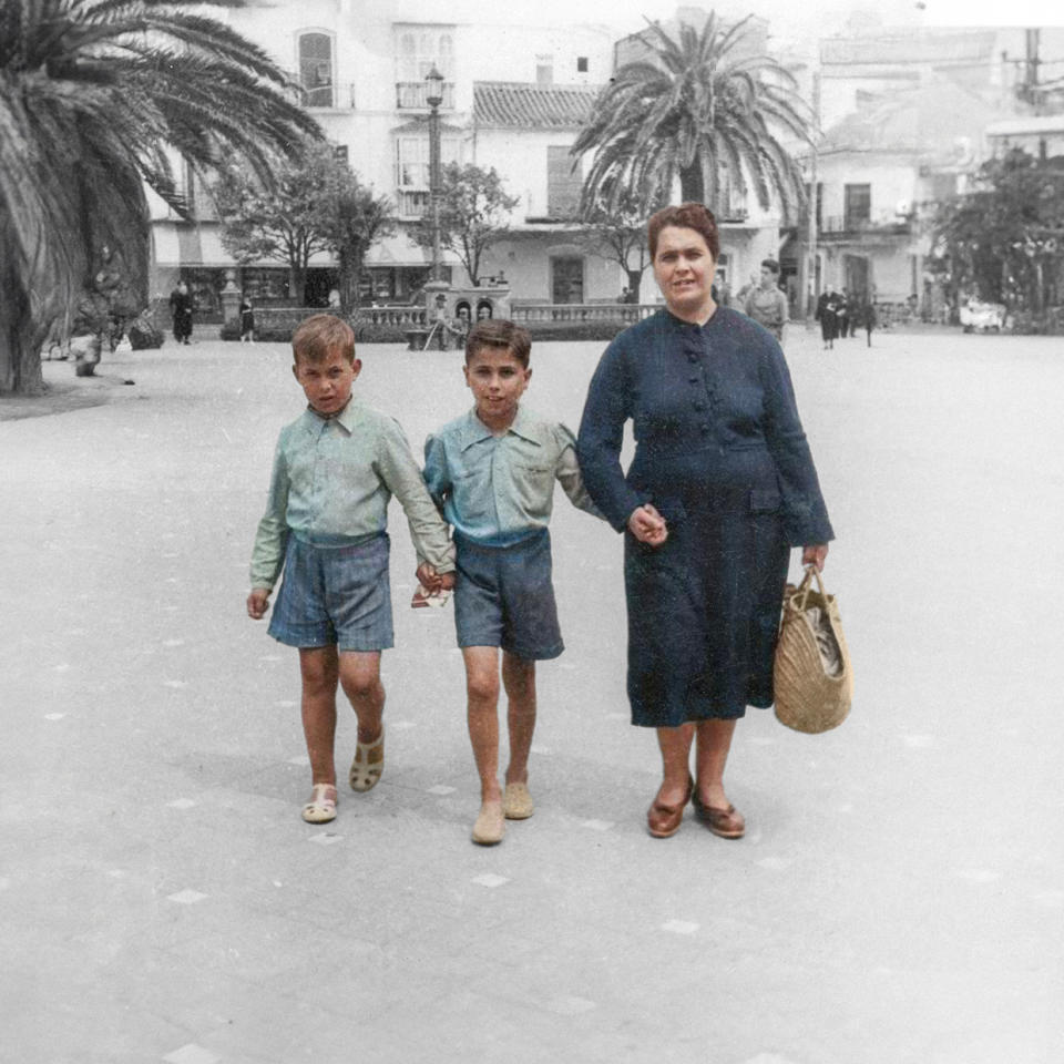 L to R: Francisco Sánchez Gómez (Paco de Lucía) and José Sánchez Gómez (Pepe de Lucía) with their mother Lucía Gomes Gonçalves