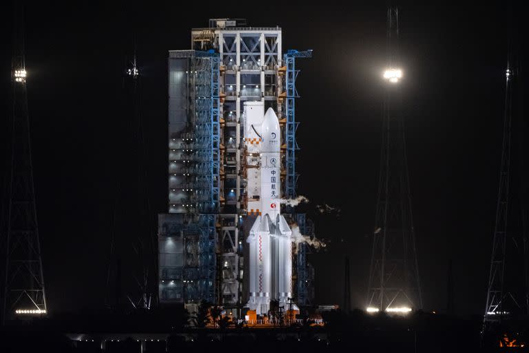 Un cohete Gran Marcha-5 que transporta la nave espacial Chang'e-5 se ve en su plataforma de lanzamiento en el sitio de lanzamiento de naves espaciales de Wenchang el 24 de noviembre de 2020 en Wenchang, provincia china de Hainan