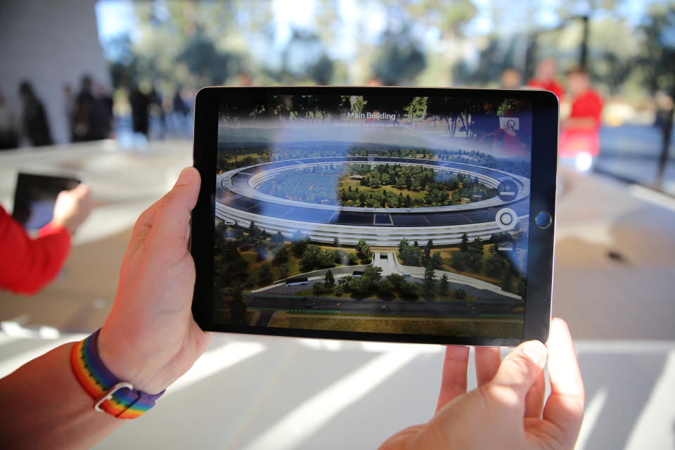 El Apple Park levantado en Cupertino (California) ha supuesto un problema cuando algunos empleados chocaron contra los cristales en busca de las puertas de entrada y salida. (Foto: REUTERS/Elijah Nouvelage)