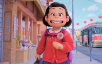 Auf den ersten Blick ist Mei Lee ein ganz normaler Teenager: Doch auf der selbstbewussten 13-Jährigen lastet ein uralter Familienfluch, der sich über Nacht manifestiert: Bei starken Emotionen verwandelt sich das Mädchen in einen riesigen, knallroten Panda. Das sorgt für jede Menge Chaos, denn Meis Gefühle schwanken quasi sekündlich. (Bild: 2022 Disney / Pixar)