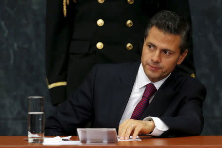 Mexico's President Enrique Pena Nieto gestures during an investment announcement from brewer Grupo Modelo in Merida in Yucatan state, at Los Pinos Presidential house in Mexico City, May 29, 2015. REUTERS/Edgard Garrido