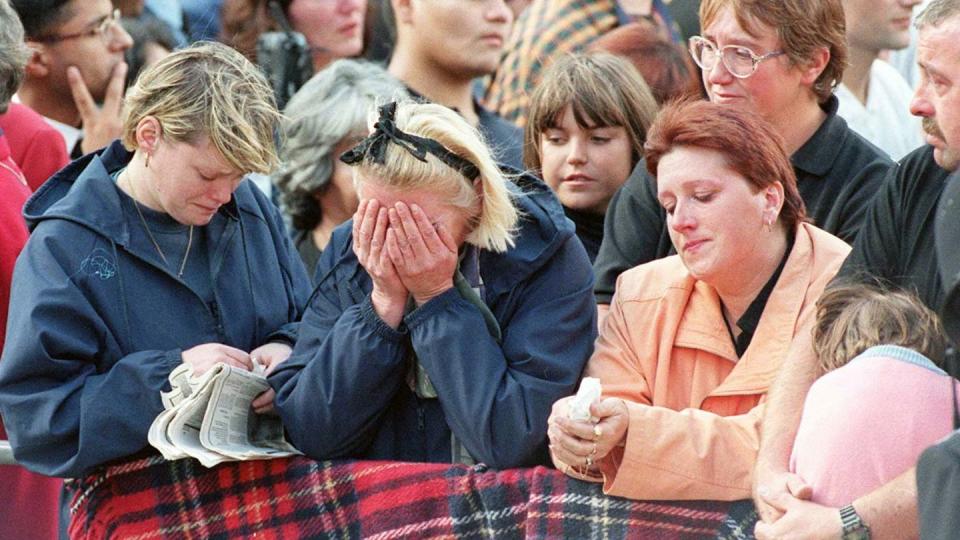 Hair, Face, Human, Vision care, Glasses, People, Crowd, Plaid, Textile, Tartan, 