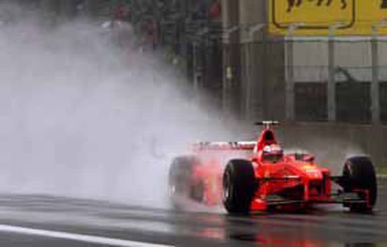 Bajo la lluvia, nadie como Michael Schumacher; la Ferrari del alemán llevará hoy, en Monza, el apoyo de todos los tifosi