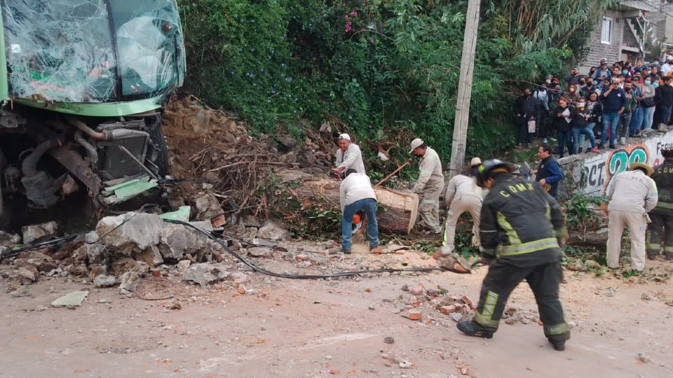 Choque de camión de transporte público en carretera México-Cuernavaca deja 31 heridos