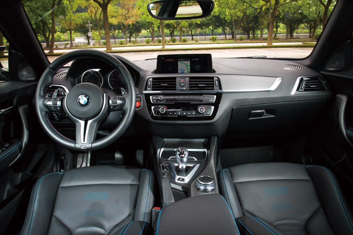 大量採用類碳纖維飾板的車室內裝，搭配上藍色縫線的點綴之下，讓座艙內自然洋溢著強烈的熱血氛圍。 版權所有/汽車視界