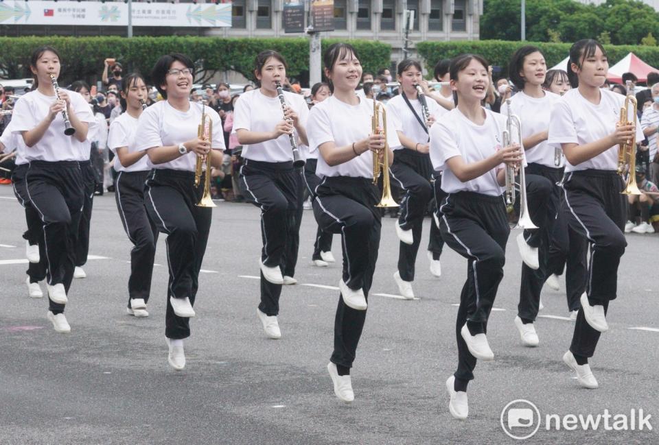 演出完畢，他們吹奏超級瑪利歐電動遊戲的聲音，邊吹奏邊跳舞，相當逗趣可愛。   圖：張良一/攝