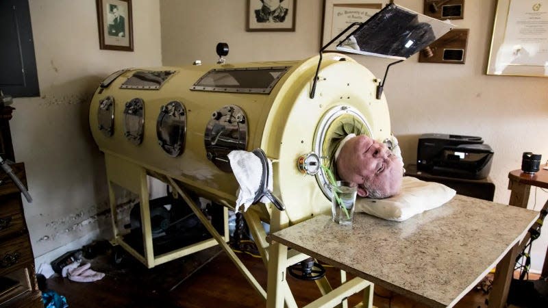Paul Alexander photographed in 2017 by Gizmodo in the iron lung that he spent almost every moment of the day inside. <br> - Photo: Jennings Brown / Gizmodo
